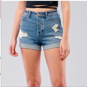 Hollister ultra high rise mom short 3”. NWOT